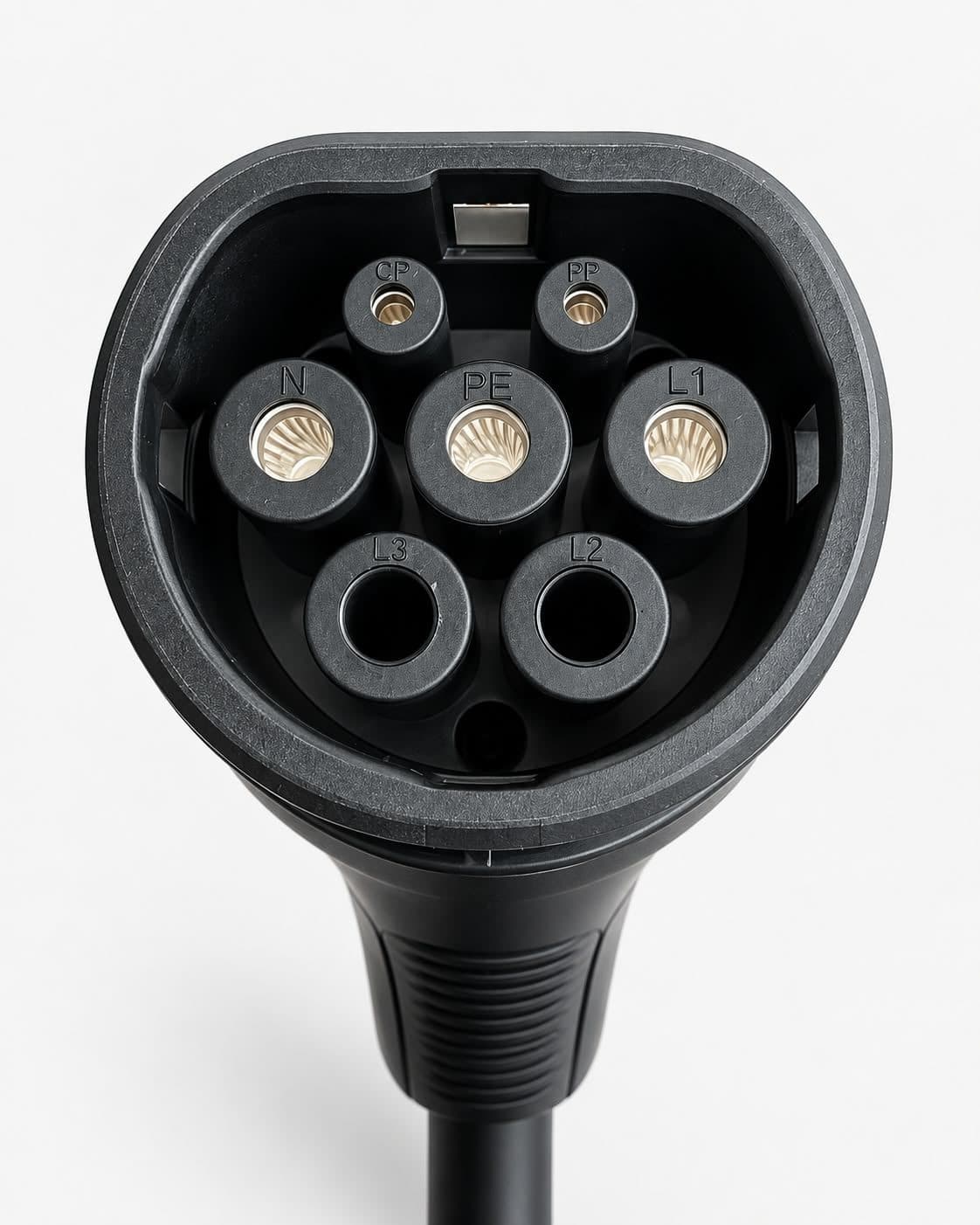 Conector Tipo 2 del Voltiva A02 visto de frente, con sus pines L1, L2, L3, N, PE, CP y PP