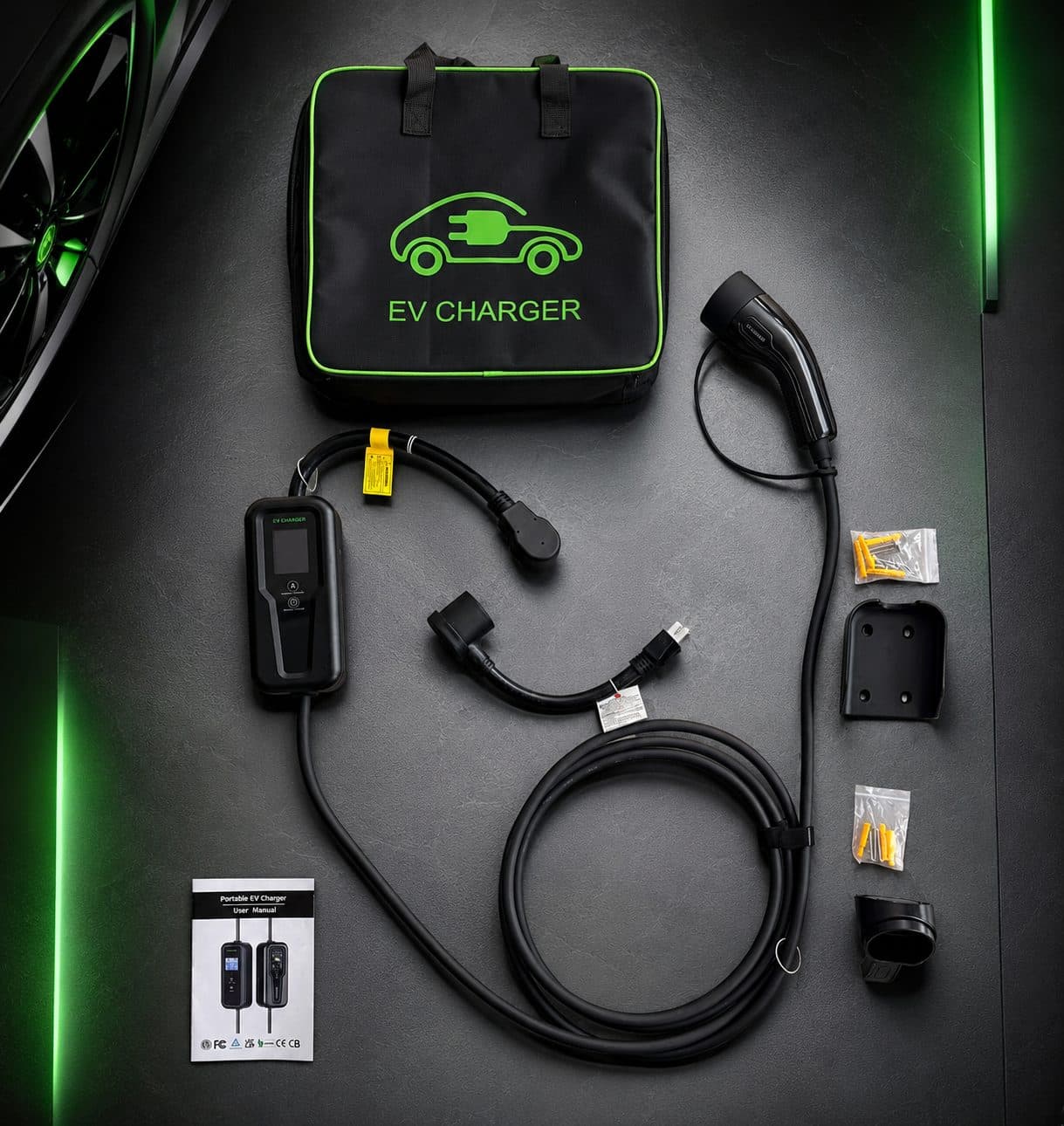 Kit de cargador portátil EV Voltiva sobre fondo oscuro con iluminación verde neón: bolso de transporte, cable, control con pantalla y adaptadores
